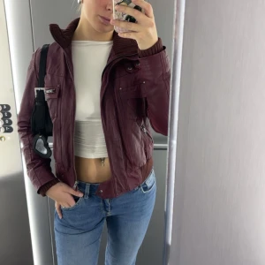 Röd skinn jacka - Super fint skick! Köpt på Vinted men kommer tyvvär inte till användning speciellt mycket, men as cool!!😍💋
