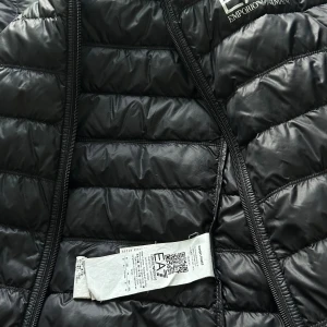 EA7 jackan  - Den är omhändertagen och i bra skick.