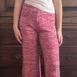 Mjukisbyxor - Ett par stickade mjukis byxor som är super sköna. De kommer från ett okänt märke och är även vindage 💕 byxorna är i fint skick 😚 hör av er vid frågor och funderingar 