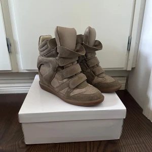 Isabell Marant Skor - Isabell Marant skor i storlek 39 (passar mig som har 38) Bra skick🌟