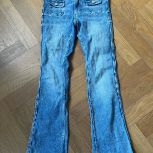  Trendiga jeans från H&M bootcut low waste -  Super Duper kända jeans från H&M. Det är slutsålda överallt och jag är så ledsen att det inte inte passar längre. Det är i storlek 158. Det är bara att skriva till mig ifall ni vill ändra priset eller eller ha mer bilder.