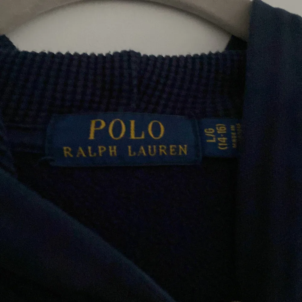 Polo ralph lauren hoodie 14-16 passar xs.Finns ett hål vid armen på bilden 3 men inget som märks. Hoodies.