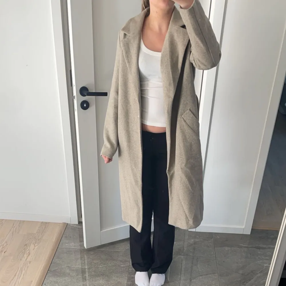 Jätte fin beige kappa från vero moda💗 Knappt använd och är i bra skick💕. Jackor.