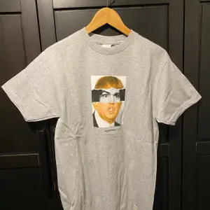 Säljer en grå t-shirt från 40s & Shorties med Donald Trump/Charles Manson.        Aldrig använd/Ny skick