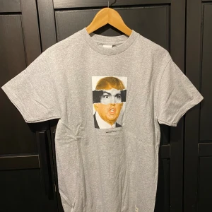 T-shirt 40s & Shorties - Säljer en grå t-shirt från 40s & Shorties med Donald Trump/Charles Manson.        Aldrig använd/Ny skick