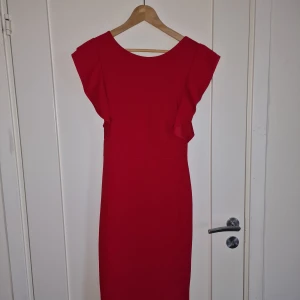 Enkel Röd Klänning - Säljer denna enkla röda klänning. Den är elegant och samtidigt enkel och bekväm att bära. Den är i storlek M (40). Släpper för 399:-