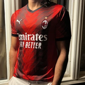 Ac milan tröja - En jättefin AC milan tröja, i storlek M skön material och fin passform. Helt ny skick och oanvänd.  Nypris ca 1100