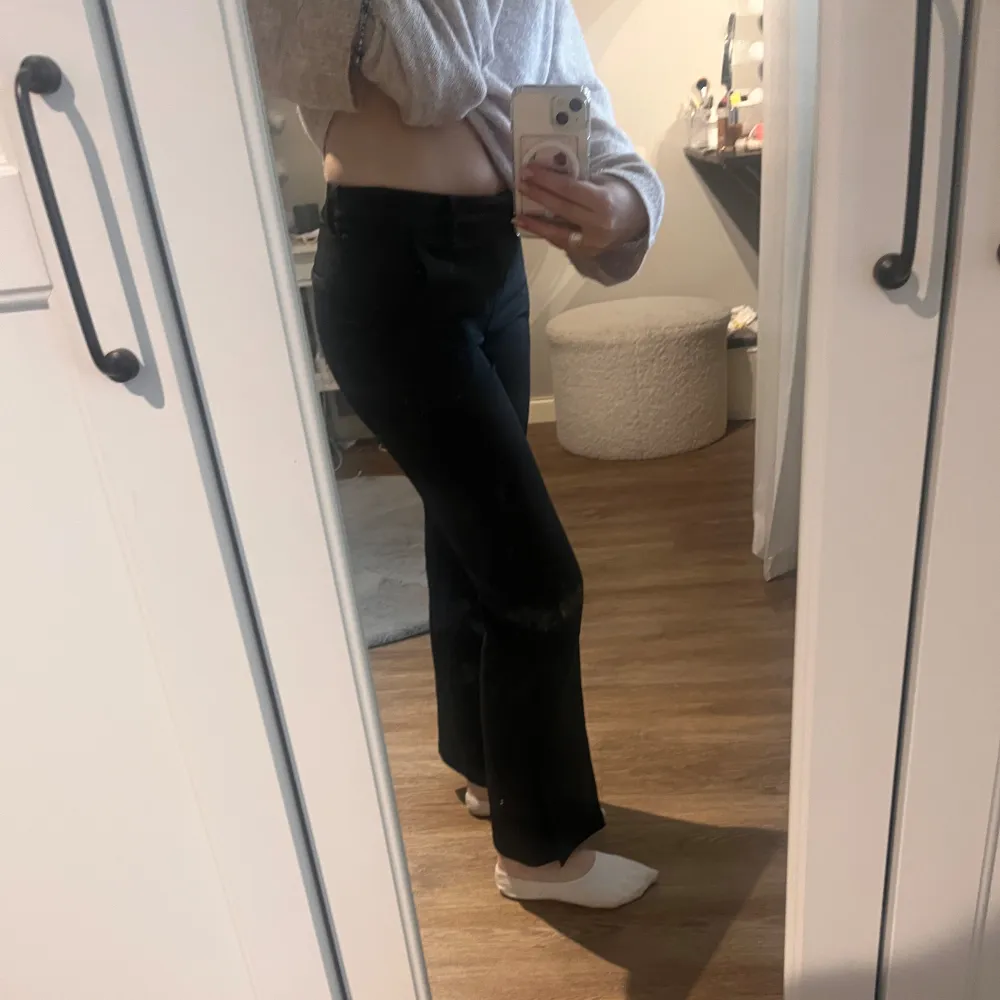 Lågmidjade kostymbyxor med slits längst ner, dom är från bikbok och just modellen med slits går inte längre att köpa😚storlek 34 petite, så dom passar någon under 160💞. Jeans & Byxor.