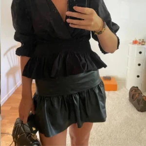 Skinn kjol - Skinn kjol med volanger!!! Jätte jätte snygg, aldrig använd ❣️❣️