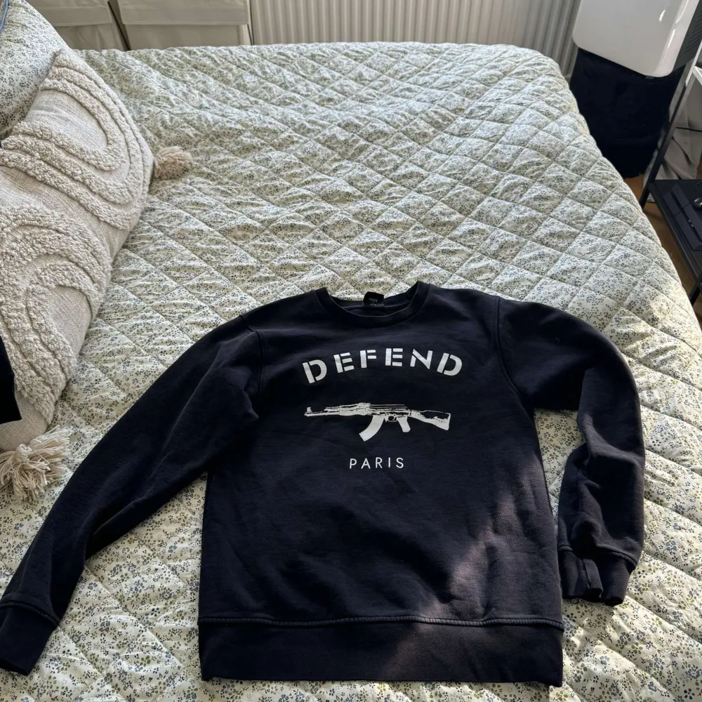 Hej säljer nu denna fina sweatshirt som inte kommer till användning längre. Storlek M och är i bra skick. Nypris ligger på runt 1700. Går ej att få tag på längre . Tröjor & Koftor.