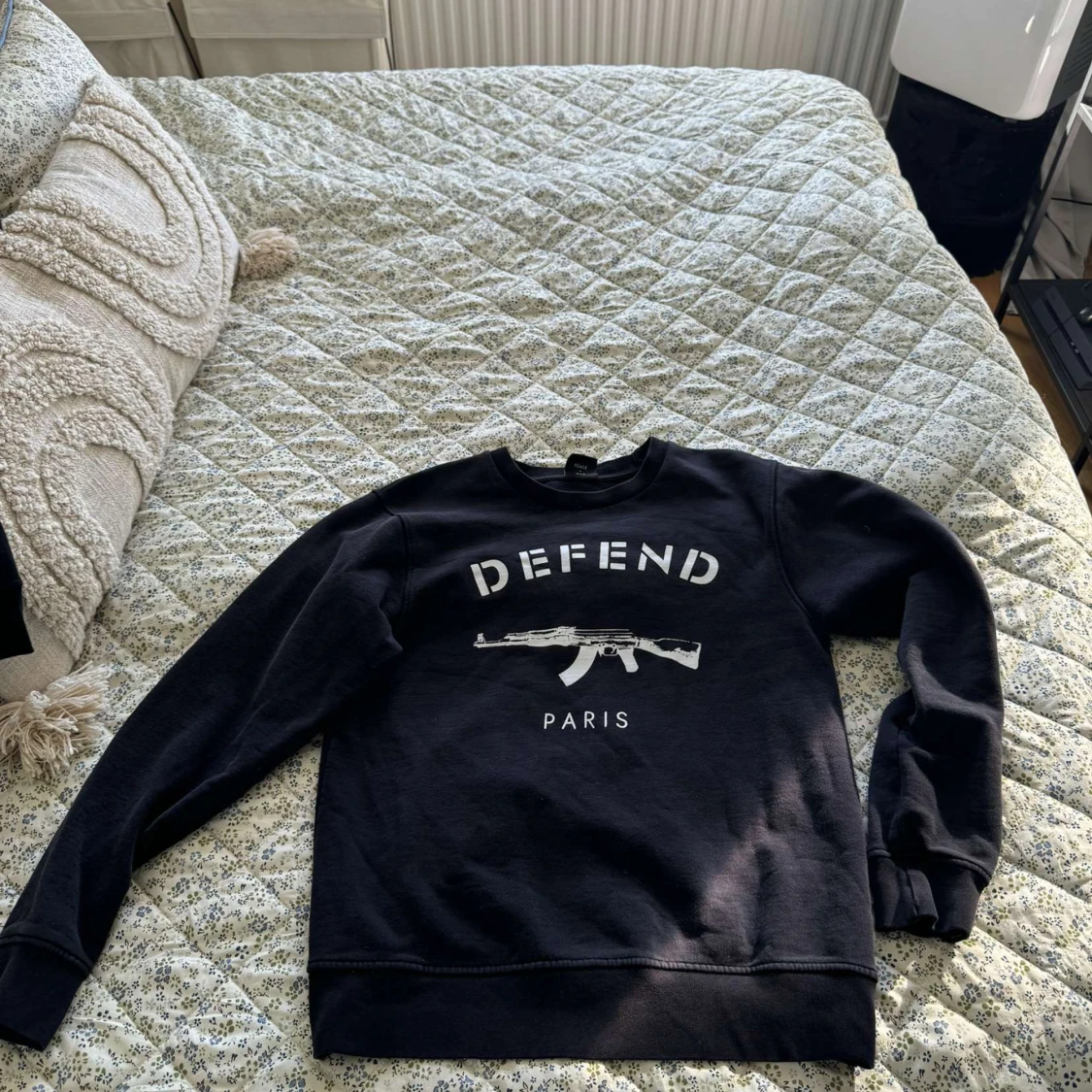 Defend Paris sweatshirt