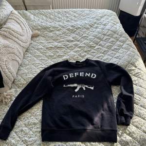 Hej säljer nu denna fina sweatshirt som inte kommer till användning längre. Storlek M och är i bra skick. Nypris ligger på runt 1700. Går ej att få tag på längre 