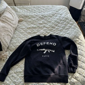Defend Paris sweatshirt  - Hej säljer nu denna fina sweatshirt som inte kommer till användning längre. Storlek M och är i bra skick. Nypris ligger på runt 1700. Går ej att få tag på längre 