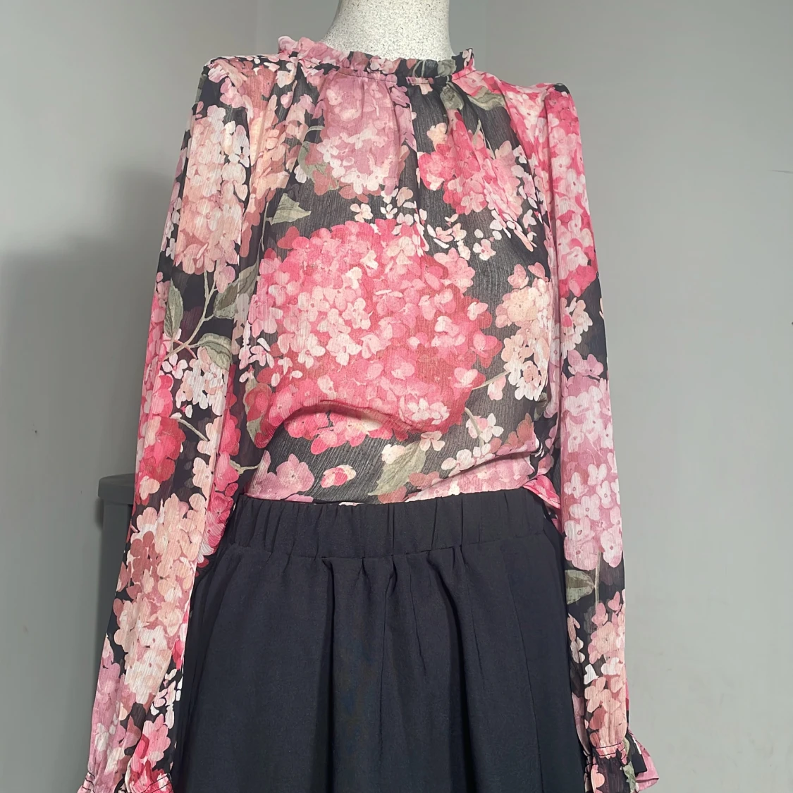 Blommig transparent blus