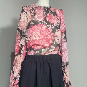 Blommig transparent blus  - Superfint skick storlek M 