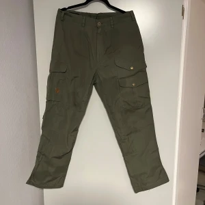 Fjällräven cargobyxor - Väl använda, men med fjällrävenkvalité håller dem i en evighet. Storlek 48
