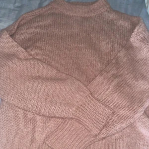 Stickad tröja - Säljer denna gosiga stickade tröjan som e alldeles för stor. Bra skick. Typ använd 1-2 gånger.