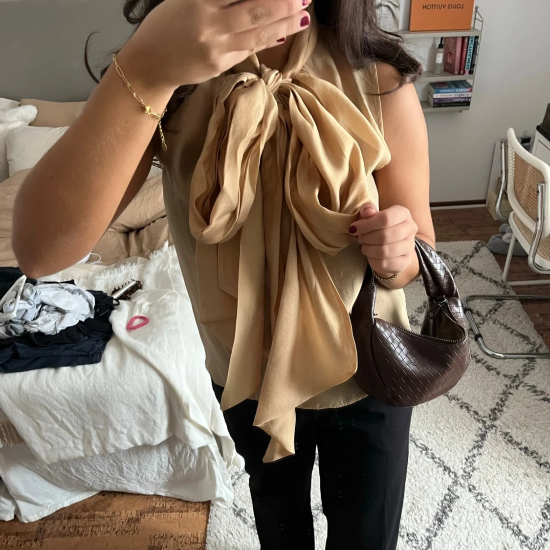 Guldig blus med rosett - 90