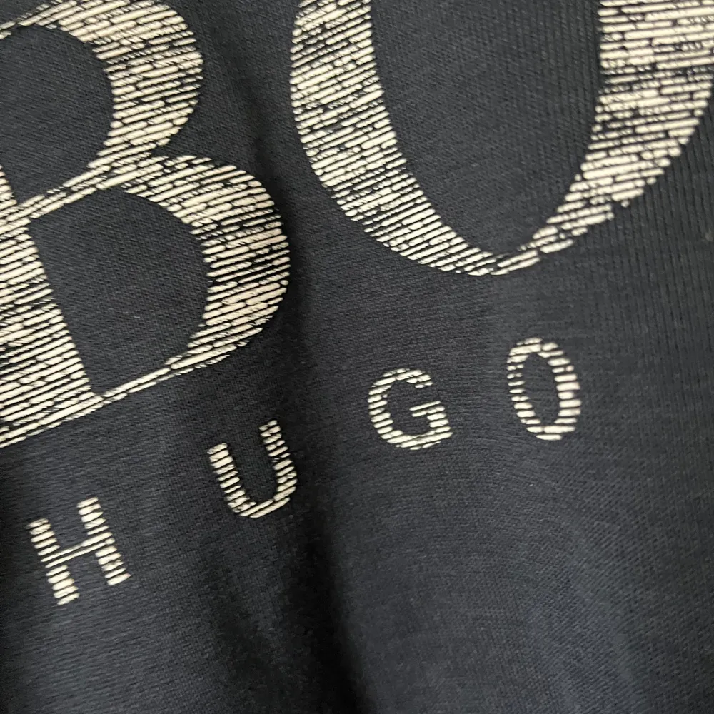 Mörkblå hugoboss sweatshirt, storlek M men är lite liten i storleken. Fint skick . Tröjor & Koftor.