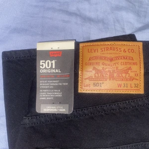 Levis 501 svart - Tja, säljer nu mina Levis 501 i storlek 31/32 då de inte passa mig,  De är i helt ny skick 10/10 aldrig använda lappar och allt sitter kvar så helt nya. Nypris ca 1200 Pris kan diskuteras vid snabb affär