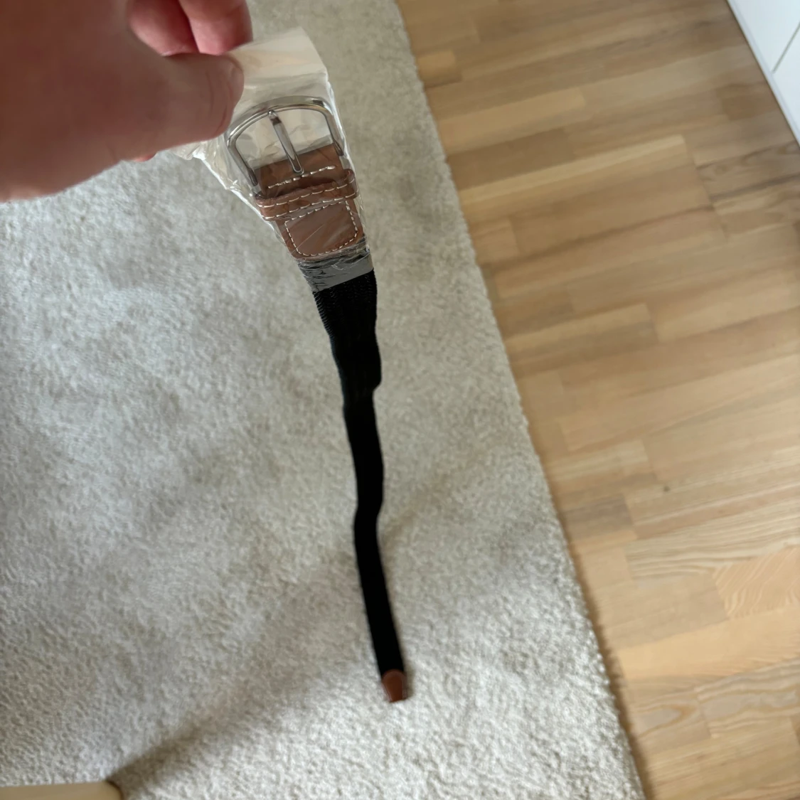 Svart flätat bälte med bruna detaljer - 90