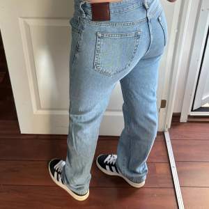 Säljer dessa ljusblå low straight jeans från Bikbok, gott skick, storlek 29/32