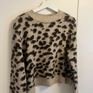 Stickad leopard tröja  - Leopardmönstrad stickad tröja Storlek S 300 + inkl frakt 