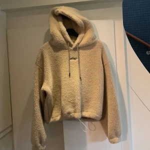 Stay hoodie - Hoodie i teddy-tyg i storlek S. Använd 1-2 gånger.