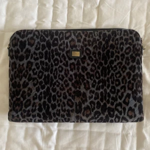 Leopard datorfodral  - Supersnyggt leopard datorfodral, perfekt nu när skolan börjar! Säljer då jag fått ett annat fodral💕 Måtten är  Höjd: 29cm  Bred: 40cm 