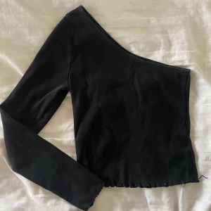 Topp - Säljer min snygga topp från Gina Tricot fungerar till både fest och vardag🖤