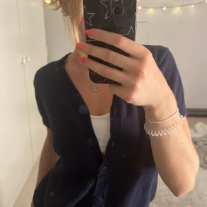 Kortärmad kofta  - Kortärmad marinblå kofta i storlek m💙