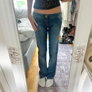 Replay vintage y2k jeans low waist lågmidjade flare - Replay jeans med jättefina detaljer på ena fickan💓 storlek 31/34 (midjemått: 78cm, innerbensmått: 86cm) medium/small, använda några fåtal gånger och är i väldigt gott skick!  Priset går att diskutera💕