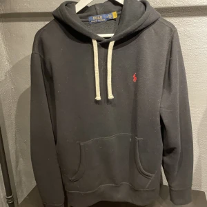Ralph lauren hoodie svart storlek M - Knappt använd då jag köpte den i för liten storlek.👍