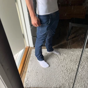 Nudie jeans - Säljer nu dessa stilrena och extremt snygga Nudie jeans, använda men väldigt fint skick.   Skriv vid frågor eller funderingar🙌🏽🙌🏽