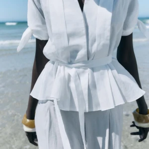  zara blus - jätte fin zara blus som nästan aldrig är använd, storlek M men skulle säga att den passar en S eller Xs då man kan knyta den i midjan hur man vill🩷