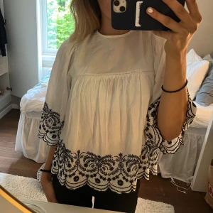 Texturernas blus  - Jättesöt texturernas blus ifrån zara som inte längre säljs.  Säljer då jag inte längre får användning för den. Kontakta ifall ni vill ha fler bilder❤️