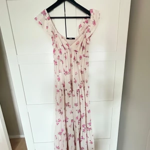 Underbar långklänning  - Sååå fin långklänning som jag använde på midsommar🌸💕så nyskick använder inte köp direkt 