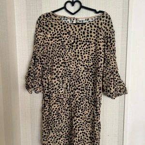 Leopard klänning  - Söt klänning i leopardmönster med puffärmar. Klänningen är i en mjuk och skön kvalitet. Perfekt för både vardag och fest.