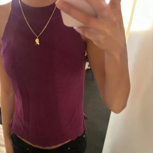 Lila ärmlös topp - Säljer en snygg lila ärmlös topp i ett mjukt material.Toppen har en enkel och stilren design som passar till det mesta. 