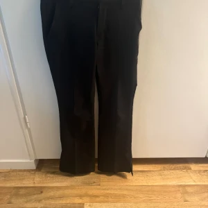 Lågmidjade kostymbyxor  - Säljer nu mina lågmidjade kostymbyxor med slits från bik bok, älskar dessa men dom har tyvärr blivit för små 🫶🏻hör av er vid frågor 💕