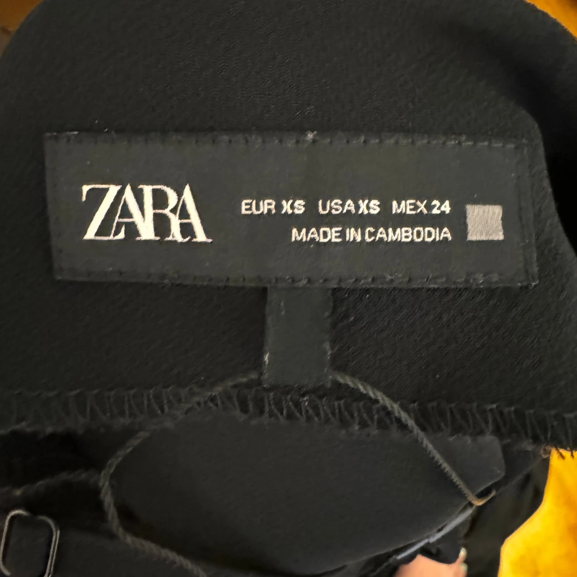 Svart oneshoulder klänning från Zara - 91