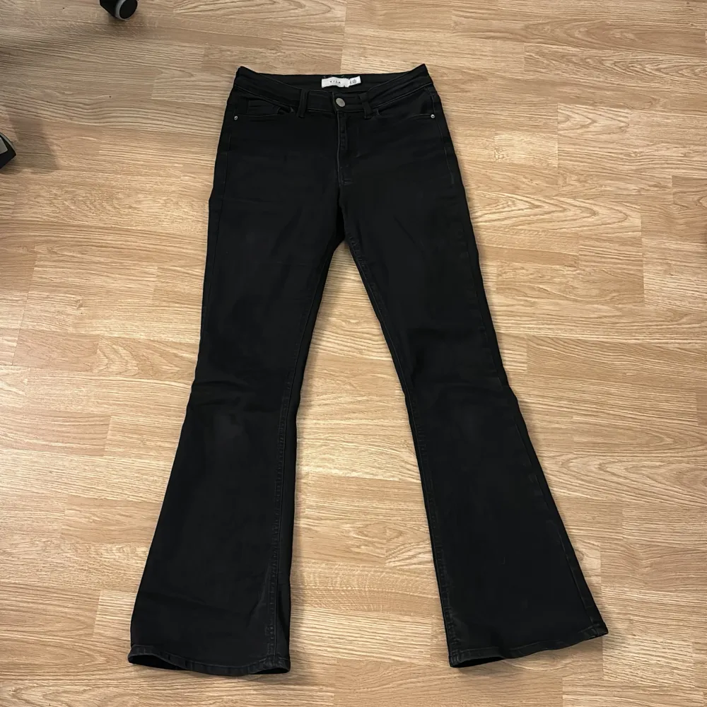 Säljer ett par svarta jeans pga att dem är för små och för korta på mig💗ordinarie pris 600 från Vila dem är mid-waist skulle jag säga och är lite för korta på mig som är 163 ungefär💗skriv för mer bilder eller frågor.. Jeans & Byxor.