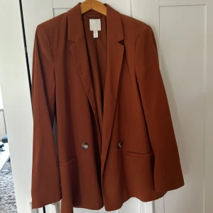 Kavaj  - Kavaj från H&M, storlek 36. Använd 2 gånger som ny. 