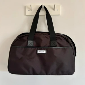 Day Gweneth RE-S 1Nighter - Helt ny weekend bag från Day et, aldrig använd, köpt 2024 för 949kr. Han aldrig lämna tillbaka den innan retur tiden löpte ut. Mått: H 28 cm W 43 cm D 21 cm Vikt: 0.4kg