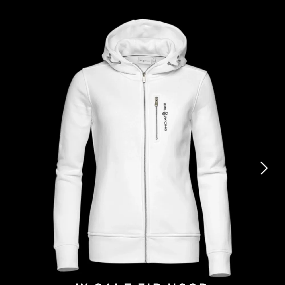 Helt oanvänd sail racing hoodie dam, nytt skick köpt för ordinarie pris 1500kr. Vid snabb affär billigare pris, skriv för mer önskade bilder. Hoodies.