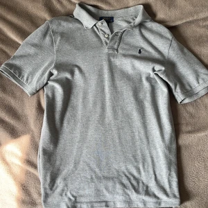 Polo Ralph Lauren pike - Ralph Lauren pike i grå färg. Köptes här på plick i år men var för lång. XL 18-20 barn men passar någon som är M