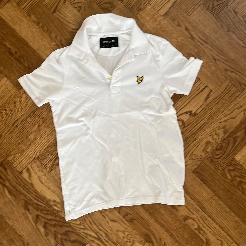 Klassisk vit Lyle and Scott piké i suveränt skick! Nypris runt 550-600kr. Skjortor.