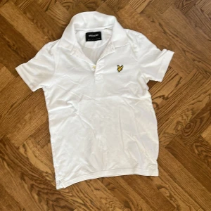 Lyle & Scott piké - Klassisk vit Lyle and Scott piké i suveränt skick! Nypris runt 550-600kr
