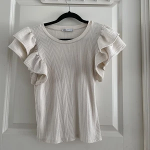 Zara topp - Fin zara topp i storlek M men liten i storlek då jag har xs/s i vanliga fall 💗