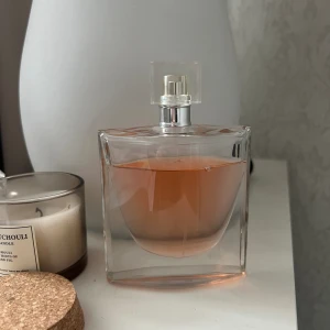 Lancome la vid est Belle 100ml - Säljer min La vie est Belle 💞från början 100ml men skulle säga att det är typ 70-80ml kvar! Fått många komplimanger när jag burit denna! Har tyvärr slängt tillhörande förpackning/låda, men ser  till att packa den varsamt vid eventuell frakt ☺️